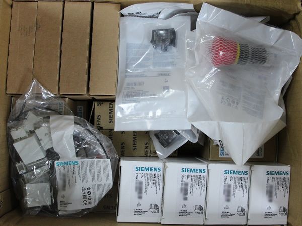 Siemens 3RQ2000-2BW00, 3RH2122-1BB40, 3RV2011-0GA15, 3SU1000-1HB20-0AA0, 5SJ4102-7HG40